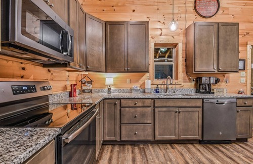 Sevierville Cabina | A Creekside on the Bluff - en creek / pet friendly