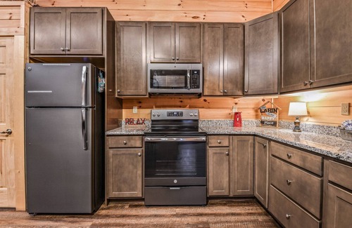 Sevierville Cabina | A Creekside on the Bluff - en creek / pet friendly