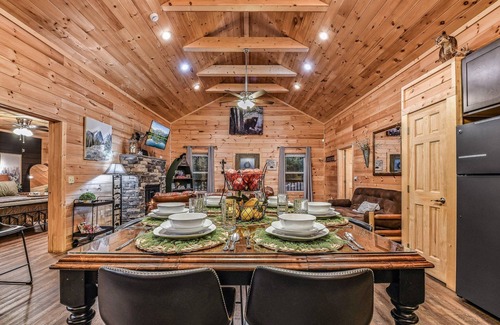 Sevierville Cabina | A Creekside on the Bluff - en creek / pet friendly