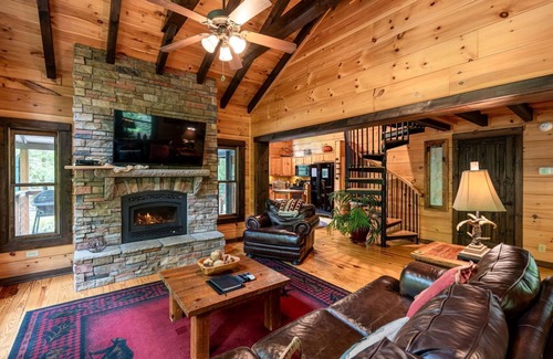 Topton Cabina | Creekside-Pet Friendly Luxury Log Cabin on Creek, Fireplace, Hot Tub, Zipline, Rafting, Horseback Riding-Nantahala NC