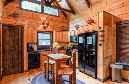 Topton Cabina | Creekside-Pet Friendly Luxury Log Cabin on Creek, Fireplace, Hot Tub, Zipline, Rafting, Horseback Riding-Nantahala NC
