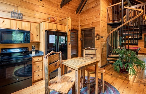 Topton Cabina | Creekside-Pet Friendly Luxury Log Cabin on Creek, Fireplace, Hot Tub, Zipline, Rafting, Horseback Riding-Nantahala NC