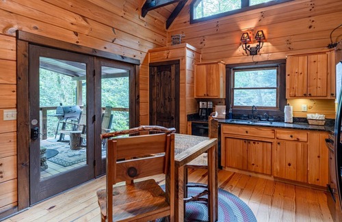 Topton Cabina | Creekside-Pet Friendly Luxury Log Cabin on Creek, Fireplace, Hot Tub, Zipline, Rafting, Horseback Riding-Nantahala NC