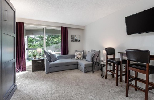 Nordic Estates Casa | Creekside Point Queen Bed Studio and Kitchen