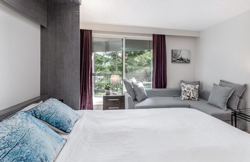 Nordic Estates Casa | Creekside Point Queen Bed Studio and Kitchen