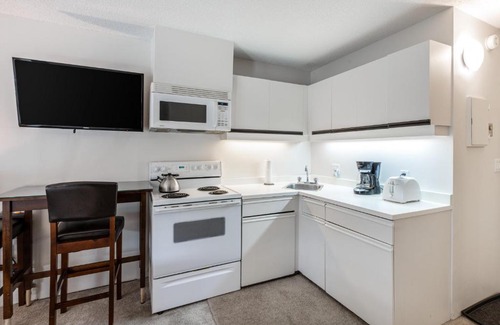 Nordic Estates Casa | Creekside Point Queen Bed Studio and Kitchen