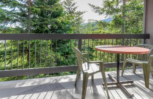 Nordic Estates Casa | Creekside Point Queen Bed Studio and Kitchen