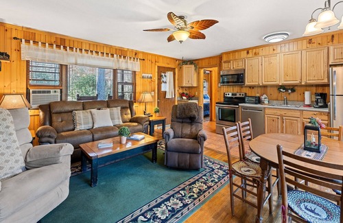 Maggie Valley Cabina | Creekside Serenity Cabin in Maggie - Directly on creek, pool and hot tub access