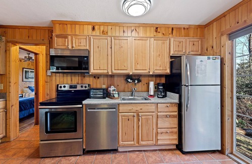 Maggie Valley Cabina | Creekside Serenity Cabin in Maggie - Directly on creek, pool and hot tub access