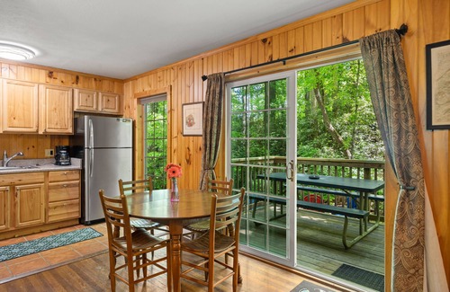 Maggie Valley Cabina | Creekside Serenity Cabin in Maggie - Directly on creek, pool and hot tub access
