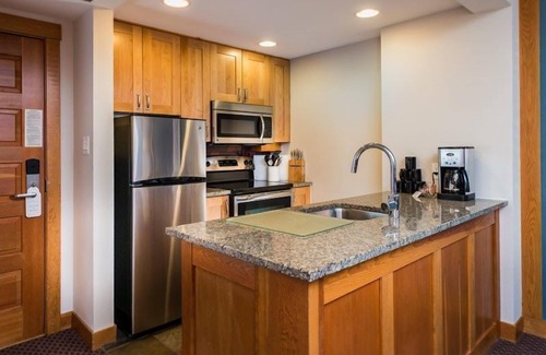 Whistler Creekside Apartamento | Suite moderna cerca de Whistler | Gran acceso a la montaña + Ski-in / Ski out