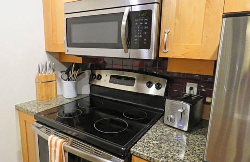 Whistler Creekside Apartamento | Suite moderna cerca de Whistler | Gran acceso a la montaña + Ski-in / Ski out