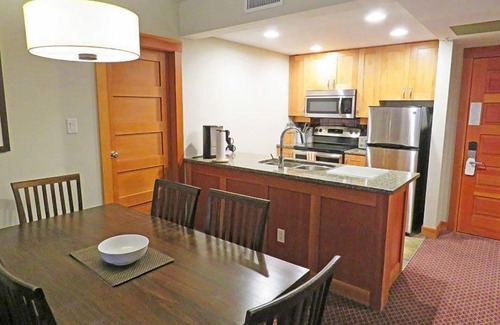 Whistler Creekside Apartamento | Suite moderna cerca de Whistler | Gran acceso a la montaña + Ski-in / Ski out