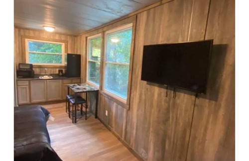Peebles Casa | Creekside Tiny Home Getaway