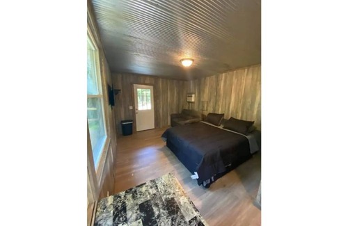 Peebles Casa | Creekside Tiny Home Getaway