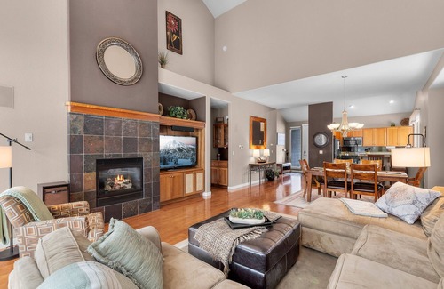 Redmond Casa | Creekside Townhouse in Eagle Crest-Ridge. 4 guests with private hot tub