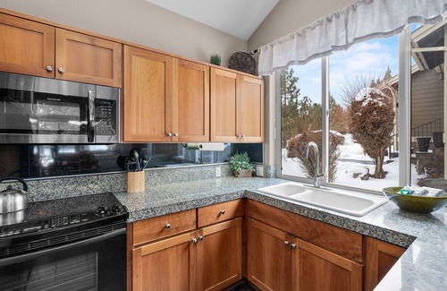 Redmond Casa | Creekside Townhouse in Eagle Crest-Ridge. 4 guests with private hot tub