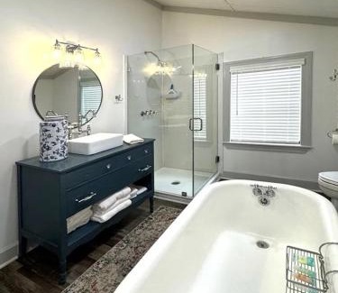 Natchez Casa | Creole Cottage - 2 Bed, 1 Bath, Pet Friendly with Fee, Walk to Downtown, Grill, Washer & Dryer