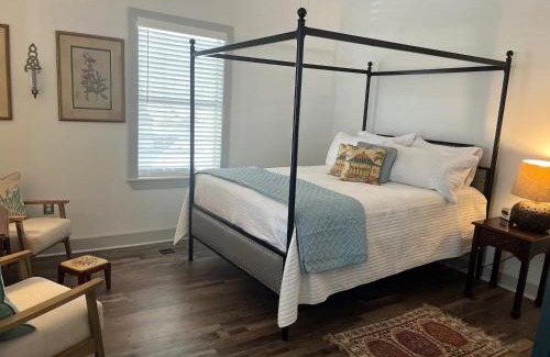 Natchez Casa | Creole Cottage - 2 Bed, 1 Bath, Pet Friendly with Fee, Walk to Downtown, Grill, Washer & Dryer