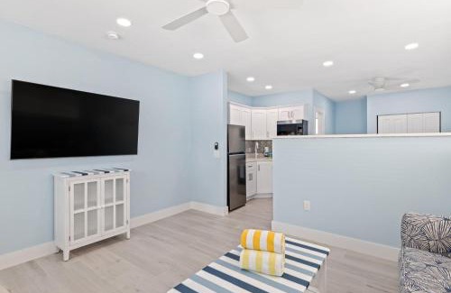 Sanibel Casa | Creole Garden Cottage at Palmview Inn of Sanibel with Bikes