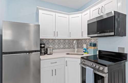 Sanibel Casa | Creole Garden Cottage at Palmview Inn of Sanibel with Bikes