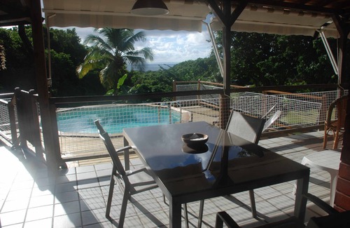 Sainte-Anne Villa | Villa de madera criolla en una tranquila zona residencial cerca de la playa.