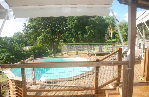 Sainte-Anne Villa | Villa de madera criolla en una tranquila zona residencial cerca de la playa.