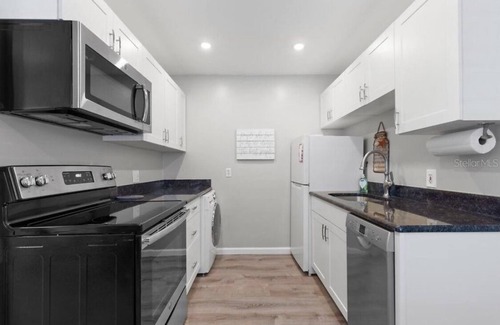 Crescent Heights Apartamento | Crescent Heights Cottage - Fully stocked - short or long term extended stays!