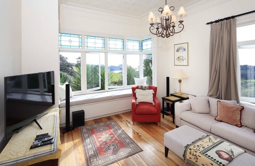 Ostend Casa | Villa de la Media Luna Roja - Stay Waiheke