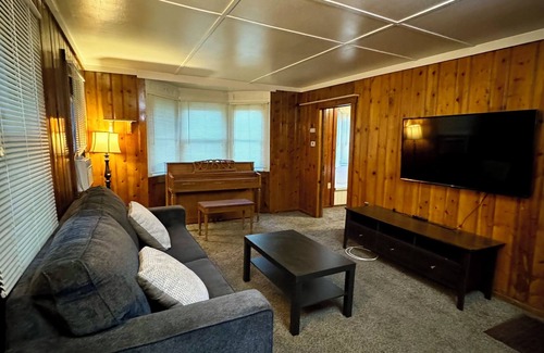 Crestline Cabina | Crest Lodge Historic Mountain Inn - Sherwood