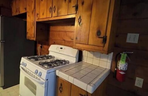 Crestline Apartamento | Crest Lodge Historic Mountain Inn - Big bear