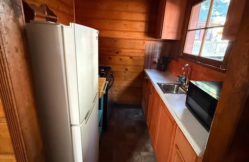 Crestline Cabina | Crest Lodge Historic Mountain Inn - ArrowBear
