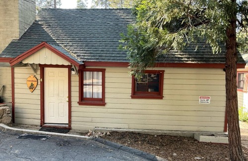 Crestline Cabina | Crest Lodge Historic Mountain Inn - ArrowBear