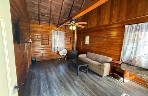 Crestline Cabina | Crest Lodge Historic Mountain Inn - Blue Jay