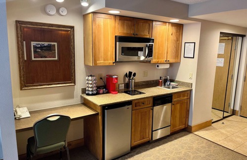 Crested Butte Condominio | Crested Butte Condo with King Bed, Outdoor Pool and Hot Tub