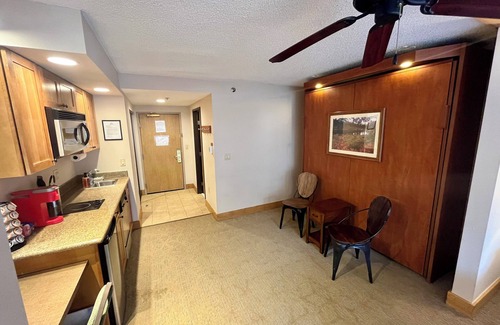 Crested Butte Condominio | Crested Butte Condo with King Bed, Outdoor Pool and Hot Tub