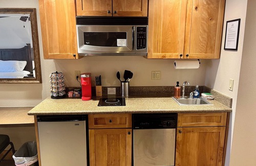 Crested Butte Condominio | Crested Butte Condo with King Bed, Outdoor Pool and Hot Tub