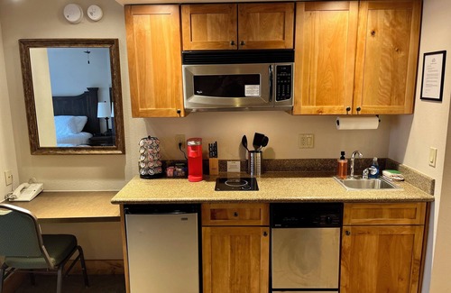 Crested Butte Condominio | Crested Butte Condo with King Bed, Outdoor Pool and Hot Tub