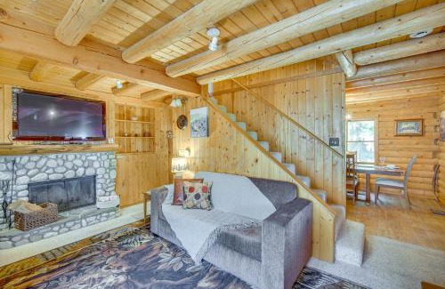 Cedarpines Park Casa | Crestline Area Vacation Rental Cabin with Decks!