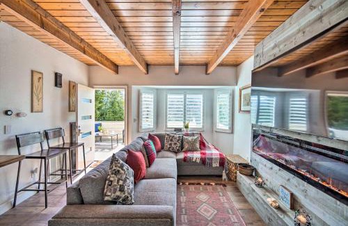 Crestline Casa | Crestline Cabin with Deck 1 Mi to Lake Gregory
