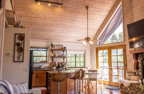 Crestline Casa | Crestline Luxury All-Suite Retreat with Lakeview