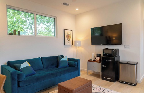 Crestview Casa | Crestview Casita: Relaxing base near city hotspots