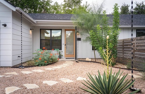 Crestview Casa | Crestview Casita: Relaxing base near city hotspots