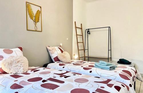 Saint-Chamas Apartamento | Creux de l'Église - 2 Appartements cosy, 2 Salles de Bains, 8 personnes