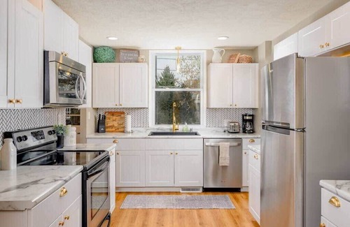 Appleton Casa | Crisp AND Clean 4 bedroom 2 bath sleeps 9
