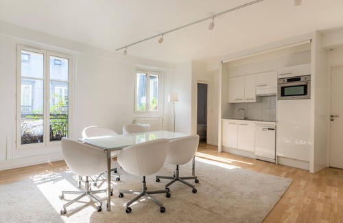 Chaillot Apartamento | Crisp Whites in the 16th