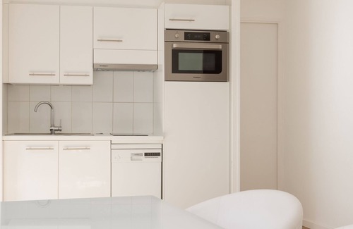 Chaillot Apartamento | Crisp Whites in the 16th