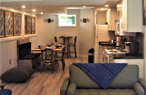 Leicester Apartamento | Critter Hill 2 BR Luxe Apt. Pet/Motorcycle Friendly