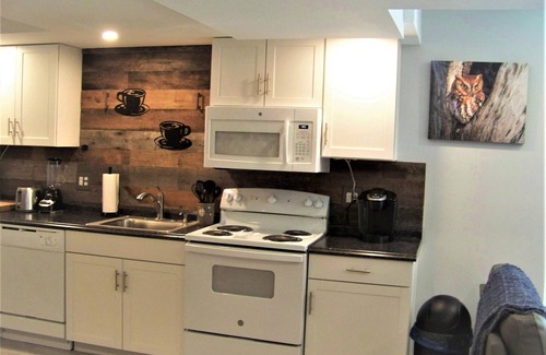 Leicester Apartamento | Critter Hill 2 BR Luxe Apt. Pet/Motorcycle Friendly