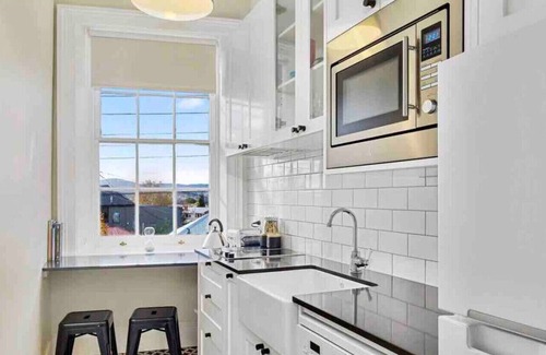 Battery Point Cabaña | Cromwell Apartment - 3 Red Doors Battery Point